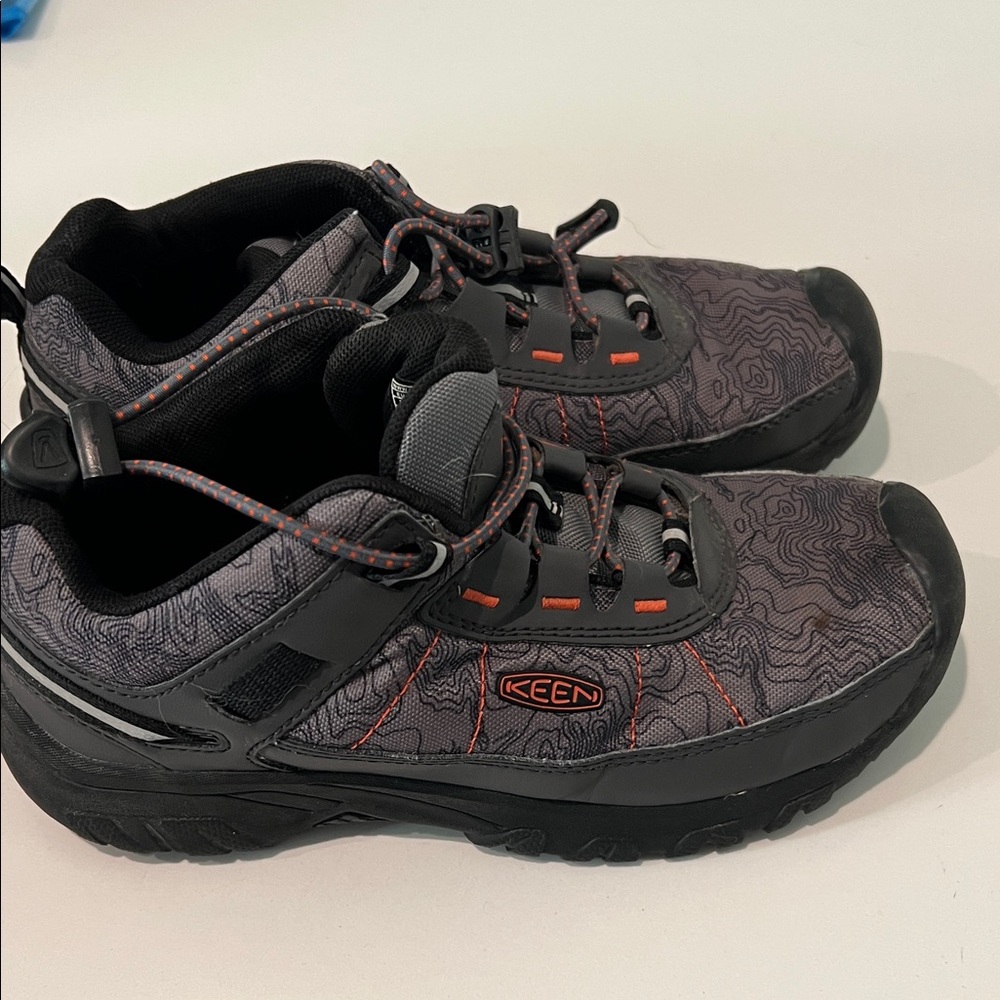 KEEN Kids Gray and Black Patterned Boots